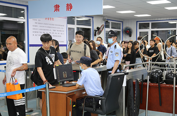 河北省昌黎县火车站狠抓落实安检工作守护乘客的出行安全